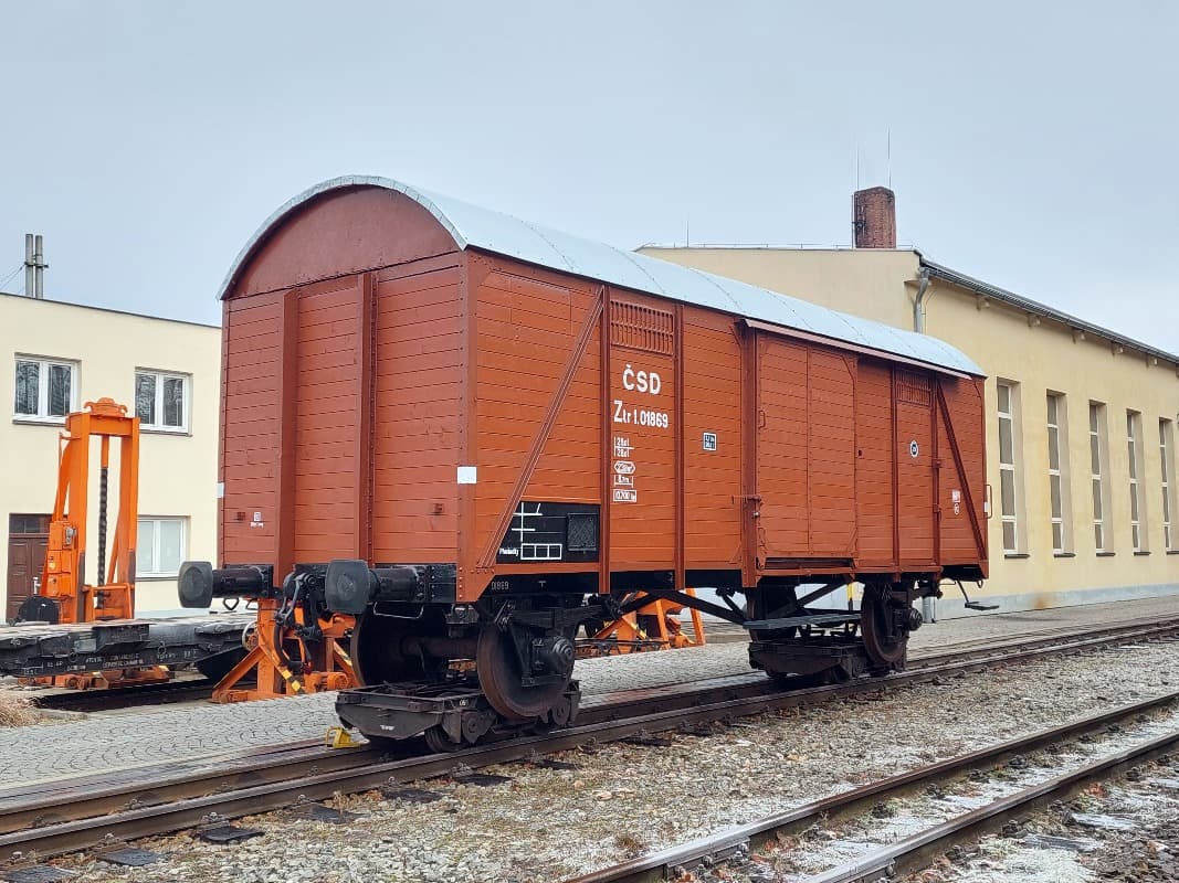 dokončený vůz na podvalnících
